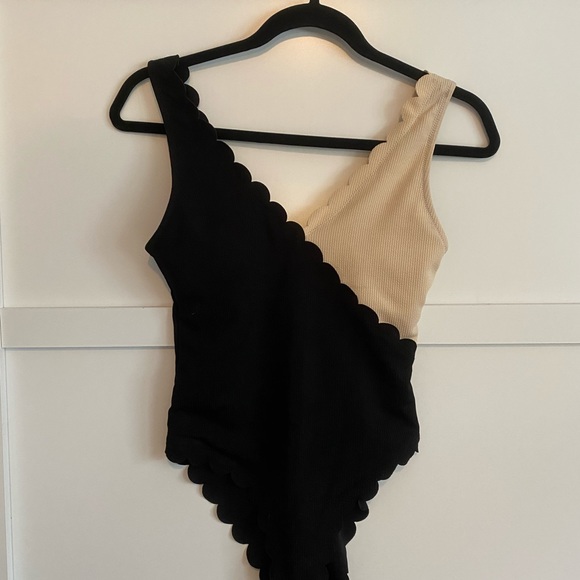 No shade scalloped edge one piece bathing suit - Picture 4 of 6